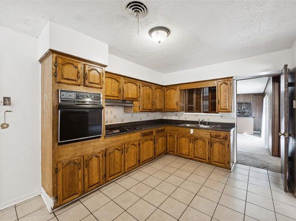 2739  Plaza Boulevard , Dallas Texas 75241
