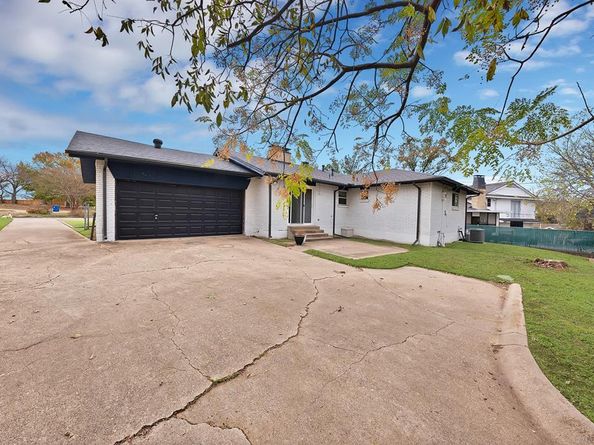 1205  Golden Trophy Drive , Dallas Texas 75232