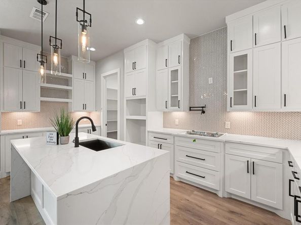 2770  Moffatt Avenue , Dallas Texas 75216