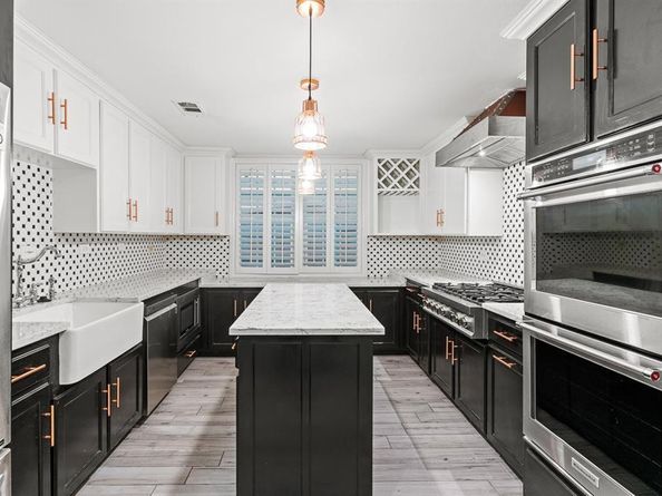 715 S Barnett Avenue , Dallas Texas 75211