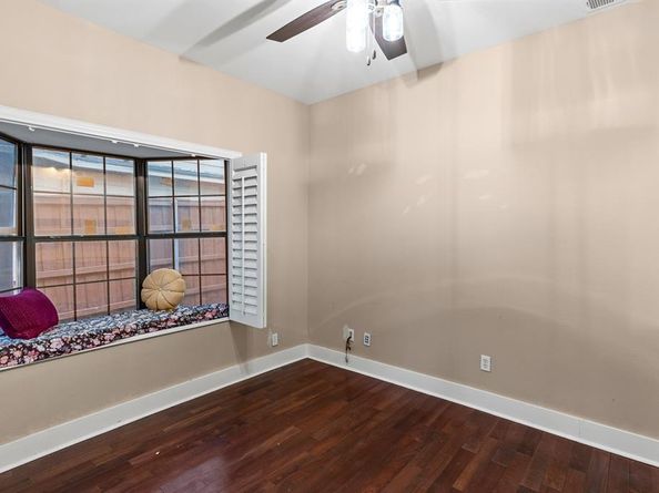 715 S Barnett Avenue , Dallas Texas 75211