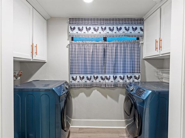 715 S Barnett Avenue , Dallas Texas 75211