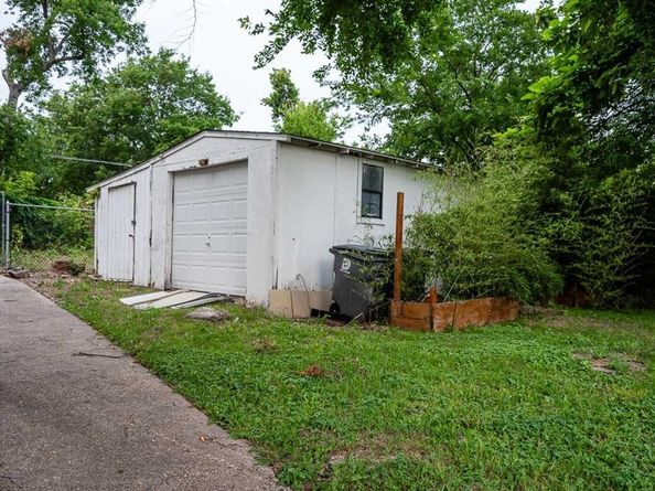 715 S Barnett Avenue , Dallas Texas 75211