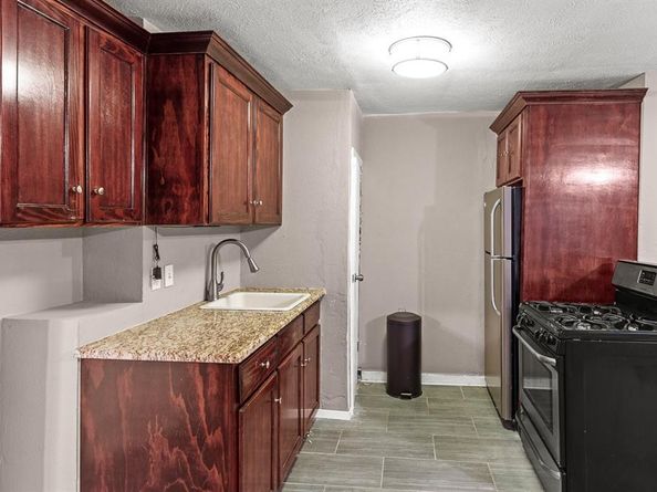 715 S Barnett Avenue , Dallas Texas 75211