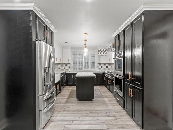 715 S Barnett Avenue , Dallas Texas 75211