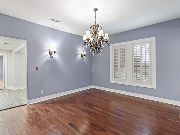 715 S Barnett Avenue , Dallas Texas 75211