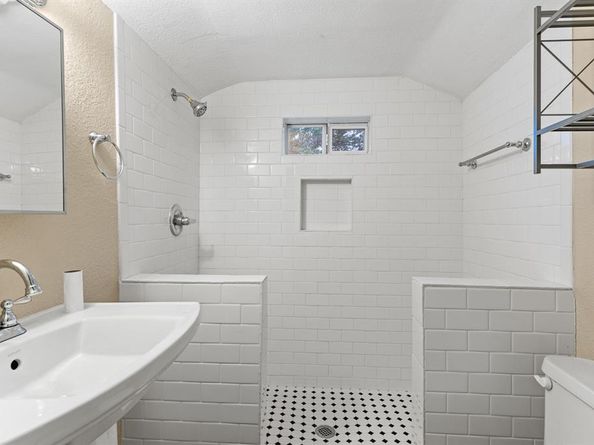 715 S Barnett Avenue , Dallas Texas 75211