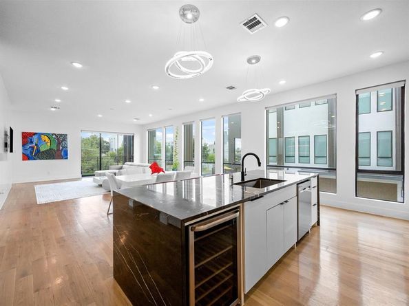 1010  Mobile Street , Dallas Texas 75208