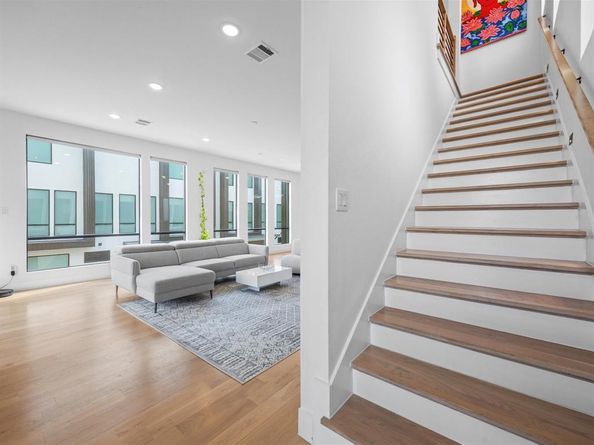 1010  Mobile Street , Dallas Texas 75208
