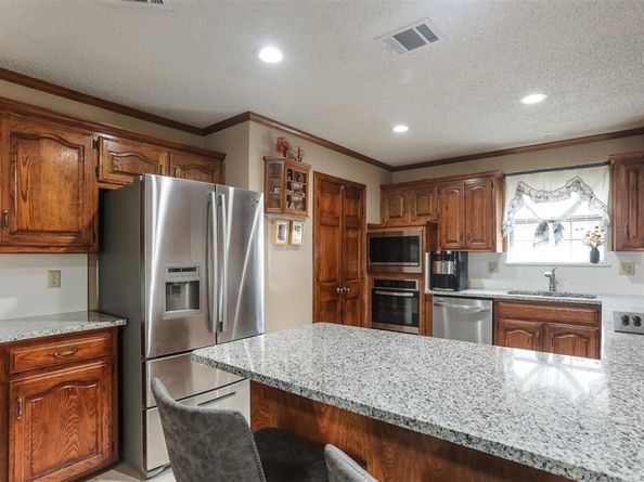 2214  Moss Trail , Garland Texas 75044