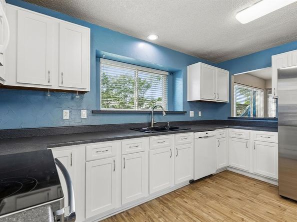 304  Lark Lane , Euless Texas 76039