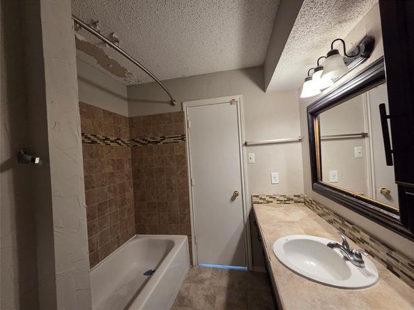 1613 S Bent Tree Trail , Grand Prairie Texas 75052