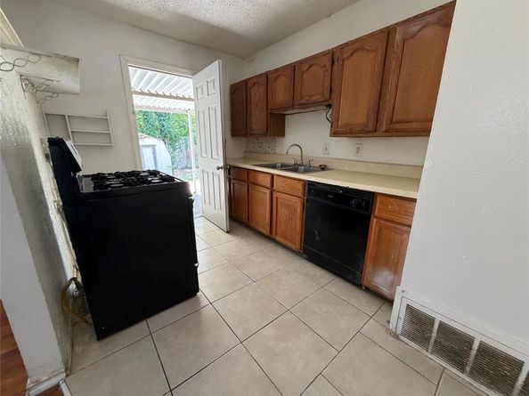 2005  Huntington Drive , Arlington Texas 76010
