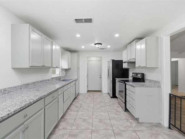2400  York Minster Court , Arlington Texas 76006