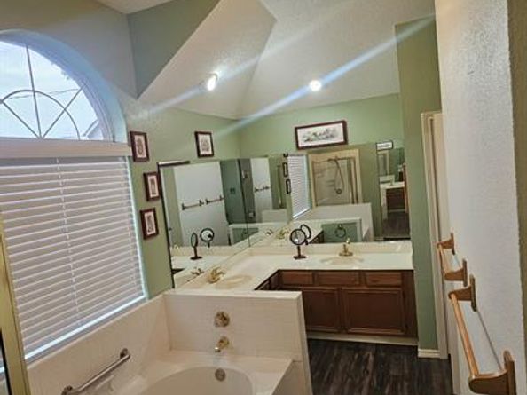 827  Quail Brook Drive , Arlington Texas 76001