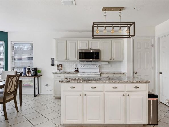 1112  Fawn Meadow Trail , Kennedale Texas 76060