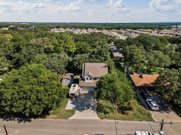 905  Poe Street , Azle Texas 76020