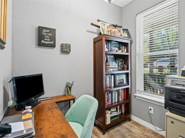 905  Poe Street , Azle Texas 76020