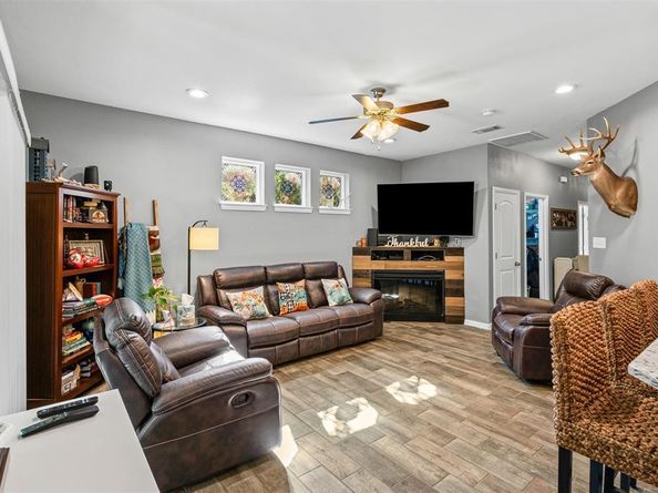 905  Poe Street , Azle Texas 76020