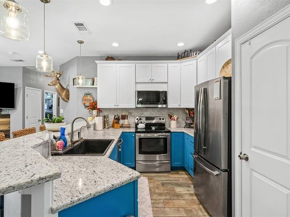 905  Poe Street , Azle Texas 76020