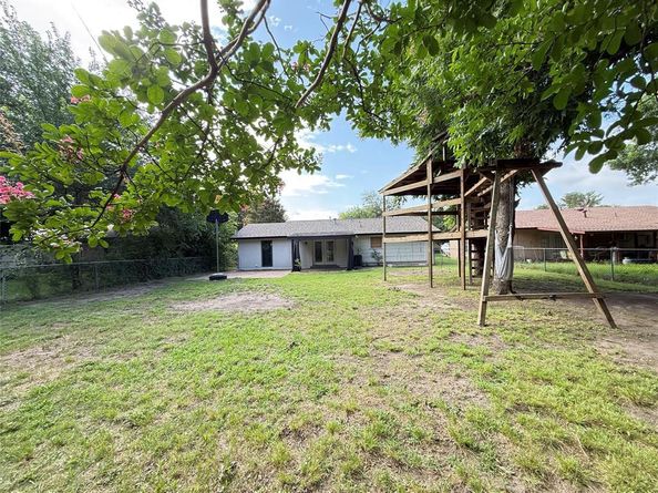 2621  Trinity Street , Irving Texas 75062