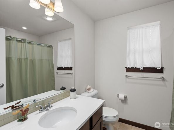 7169 27th Avenue SW 121, Seattle WA 98106
