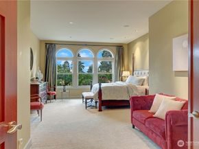 1055 91st Avenue NE, Bellevue WA 98004