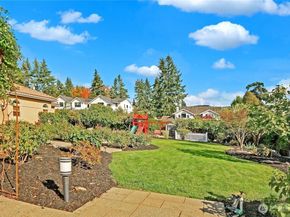 1055 91st Avenue NE, Bellevue WA 98004