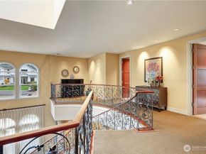 1055 91st Avenue NE, Bellevue WA 98004