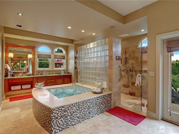 1055 91st Avenue NE, Bellevue WA 98004