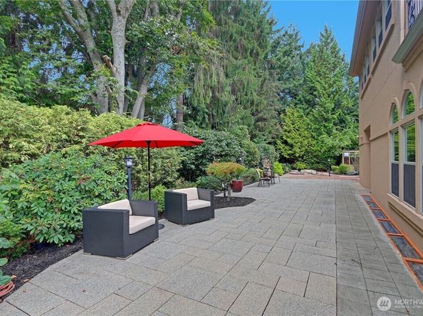 1055 91st Avenue NE, Bellevue WA 98004