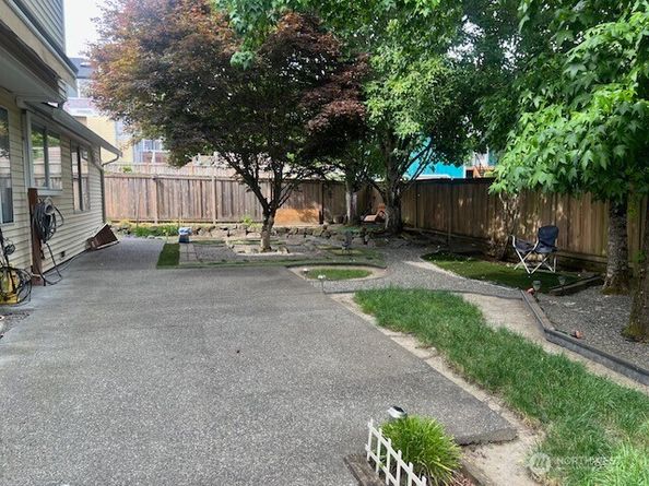 242 Oakesdale Avenue SW, Renton WA 98057