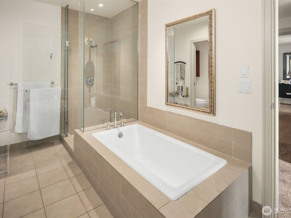 10650 NE 9th Place 2524, Bellevue WA 98004