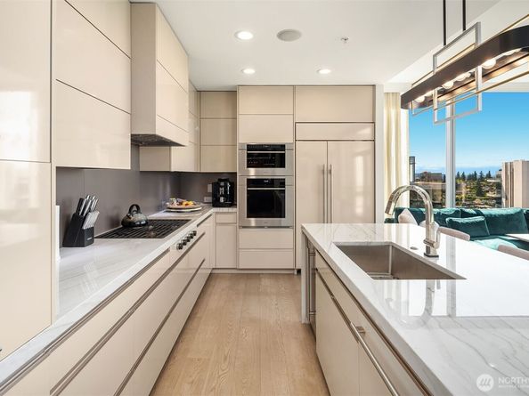 10650 NE 9th Place 2524, Bellevue WA 98004