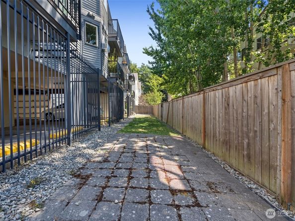 1125 N 93rd Street 6, Seattle WA 98103
