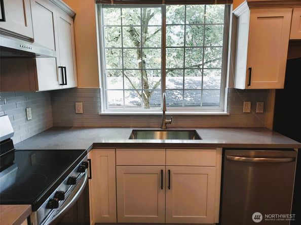 25025 SE Klahanie Boulevard D202, Sammamish WA 98029