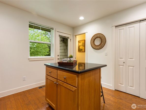 2674 SW Sylvan Heights Dr, Seattle WA 98106
