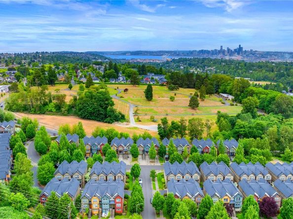 2674 SW Sylvan Heights Dr, Seattle WA 98106