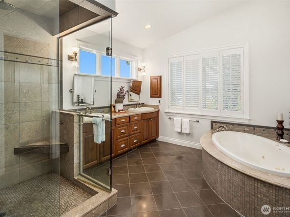 8260 Avalon Drive, Mercer Island WA 98040