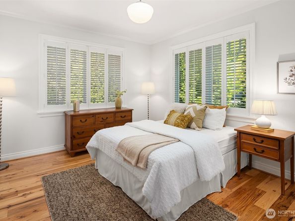 8260 Avalon Drive, Mercer Island WA 98040