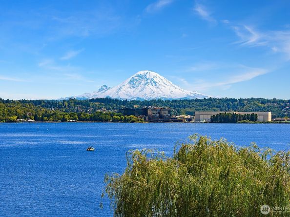 8260 Avalon Drive, Mercer Island WA 98040