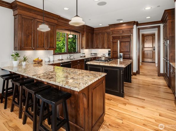 8260 Avalon Drive, Mercer Island WA 98040