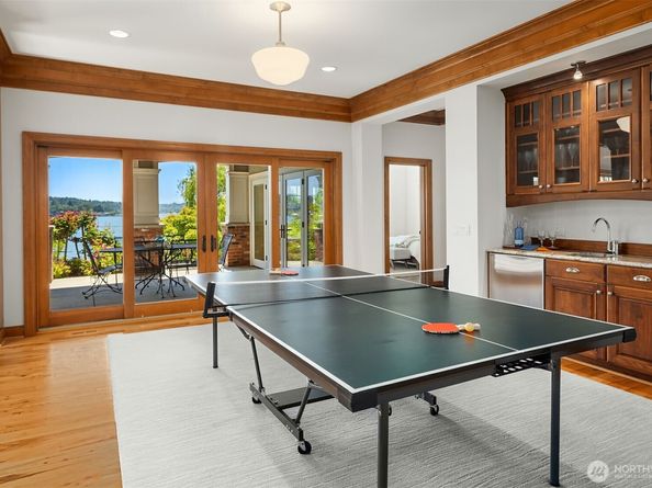 8260 Avalon Drive, Mercer Island WA 98040