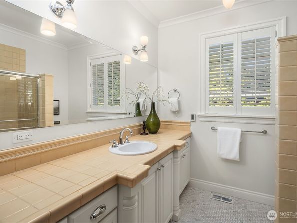 8260 Avalon Drive, Mercer Island WA 98040