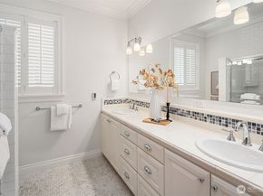 8260 Avalon Drive, Mercer Island WA 98040