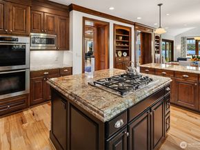 8260 Avalon Drive, Mercer Island WA 98040