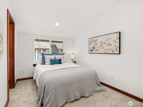 672 NE 40th St, Seattle WA 98105