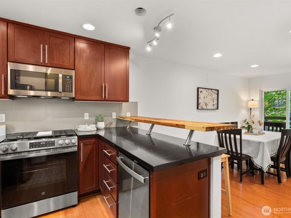 672 NE 40th St, Seattle WA 98105