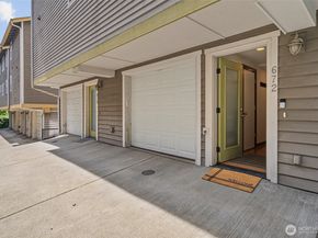 672 NE 40th St, Seattle WA 98105