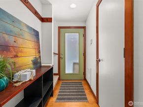 672 NE 40th St, Seattle WA 98105